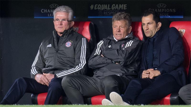 Jupp Heynckes (l) neben seinem damaligen Co-Trainer Peter Hermann. (Archivbild)