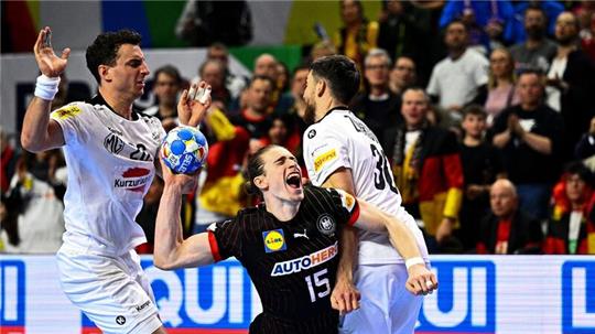 Juri Knorr (M) und die DHB-Auswahl trennten sich von Österreich Remis.