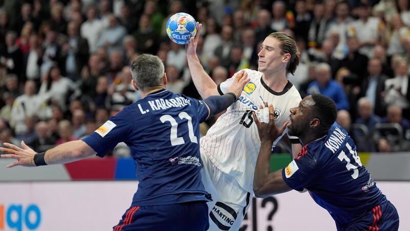 Juri Knorr wird von Karl Olivier Konan und Frankreichs Luka Karabatic bedrängt.
