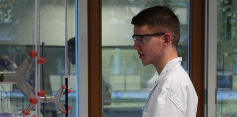 Juri Schilling im Labor, bei der Auswertung einer organischen Verbindung.  Foto Jacobs