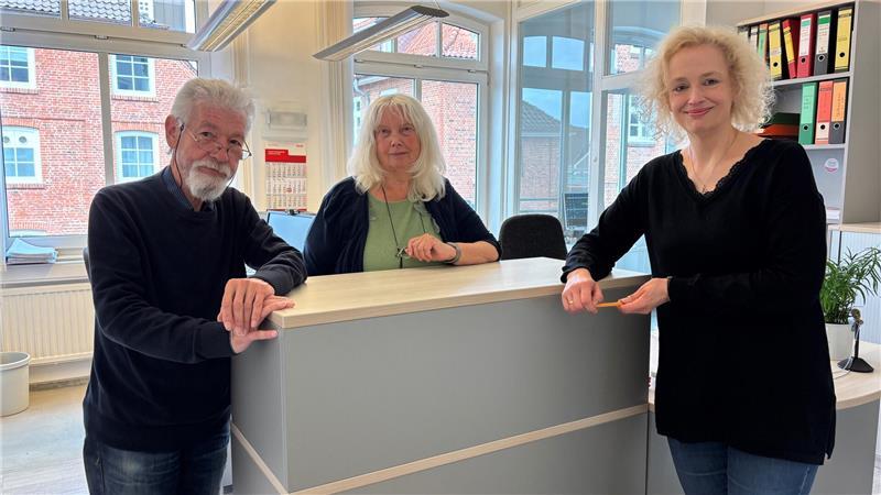 Juristin Astrid von der Fecht (rechts) leitet das Sozialberatungszentrum in Stade. Hilmar und Uschi Reinke engagieren sich schon lange ehrenamtlich im Kreisvorstand des Sozialverbands.