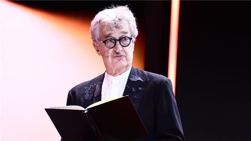 Politisches Kino siegt bei Berlinale - Hauptpreis für Çatak Jurypräsident Wim Wenders hatte sich eine Rede im Notizbuch notiert.