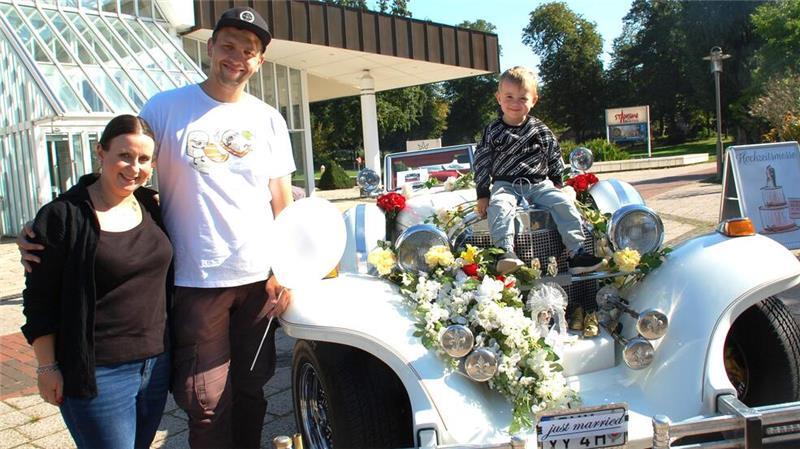 Klassisch ist out: Das sind die neuen Hochzeits-Trends Just married: Mit dem Oldtimer Excalibur Roadster möchten Hanna Sophia Berens, Ehemann Marco Emrich und Sohn Linus gerne nächstes Jahr zur Trauung nach Mulsum fahren.