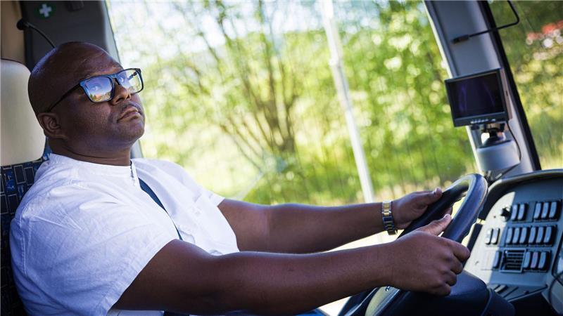 Wieso Südafrikaner Busfahrer in Niedersachsen werden Justice Sipahlanga hat bereits die ersten Fahrstunden in einem Reisebus absolviert.