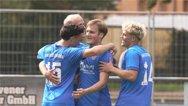 Justin Allers (Mitte) schnürte für A/O II einen Dreierpack und ist Führender der Torschützenliste.