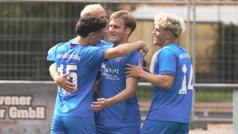 Justin Allers (Mitte) trifft mit A/O II im Spitzenspiel der Bezirksliga auf seinen Ex-Verein VfL Güldenstern Stade. Beide Teams sind noch verlustpunktfrei.