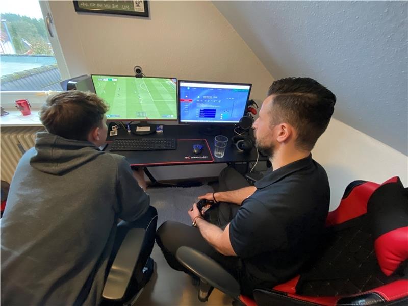 Justin Barke (links) und Luis Krone spielen zum ersten Mal an der Play Station zusammen. Foto: Scholz