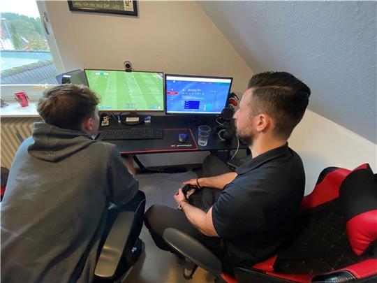 Justin Barke (links) und Luis Krone spielen zum ersten Mal an der Play Station zusammen. Foto: Scholz