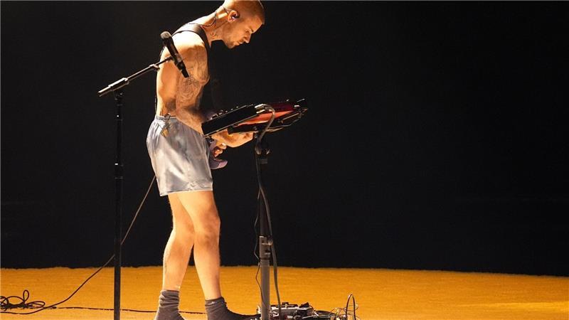 Justin Bieber singt in Boxershorts.