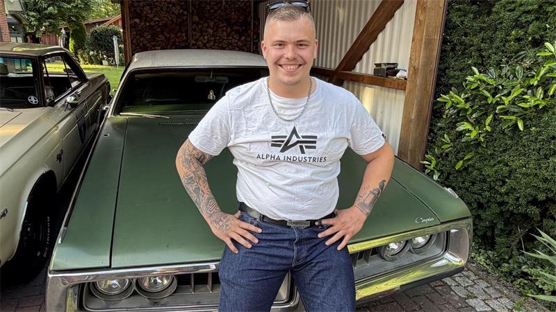 Von Ami-Schlitten bis Zündapp: Apenser Clique fährt auf Oldtimer ab Justin Bonath fährt mit seinem Chrysler New Port auch mal über die Reeperbahn in Hamburg.