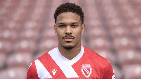 Justin Butler berichtete, dass er mit Affenlauten beleidigt wurde.