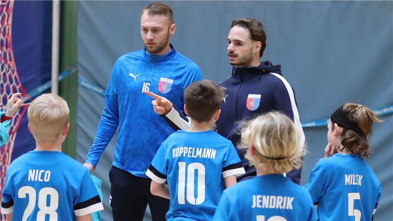 D/A-Profis trainieren die Kleinen: Das steckt hinter den Patenschaften Justin Plautz (links) und Robin Kölle teilen die Mannschaften ein: Viele wollen Torwart sein.