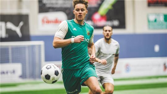 Justin Sauermilch ist beim Heeslinger SC in der Abwehr eine Bank und in der Baller League für Eintracht Spandau am Ball.