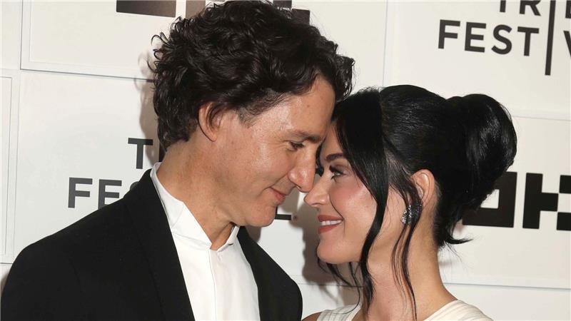 Justin Trudeau (l), ehemaliger kanadischer Premierminister, und US-Popstar Katy Perry kommen zur Premiere des Konzertfilms „Katy Perry: The Lifetimes Tour - Live from Paris“.