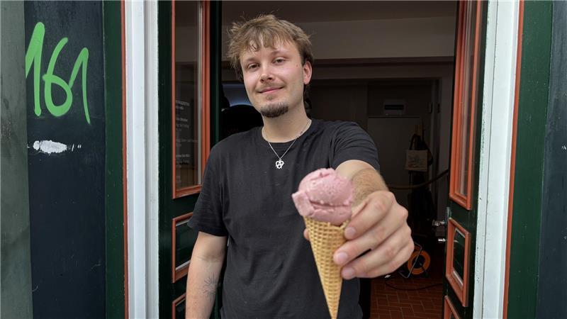 Altstadtfest Stade: So ging’s am Samstagabend in die heiße Phase Justin vom Memories verkauft am Wochenende reichlich Eis, frisch gezapftes Bier und Cocktails in der neuen Touristinfo am Fischmarkt. Das beliebteste Getränk: Aperol Spritz.