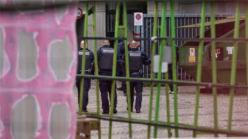 Justizbeamte stehen im Innenhof des Amtsgerichts Bielefeld, wo ein Tatverdächtiger nach Schüssen am Landgericht dem Haftrichter vorgeführt wurde. 