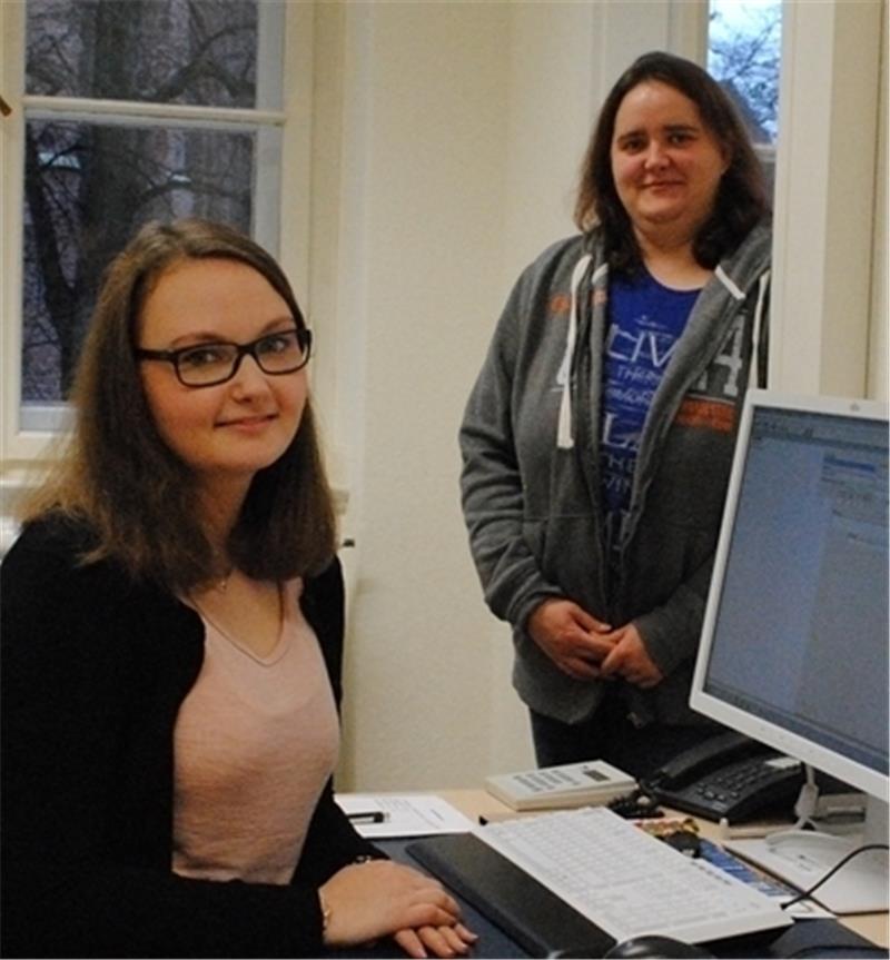 Justizfachwirtin Eileen Marucha (links) und Rechtspflegerin Kathrin Schröter wechseln sich mit fünf Kolleginnen bei der Beratung im Bürgerbüro ab. Foto Helfferich