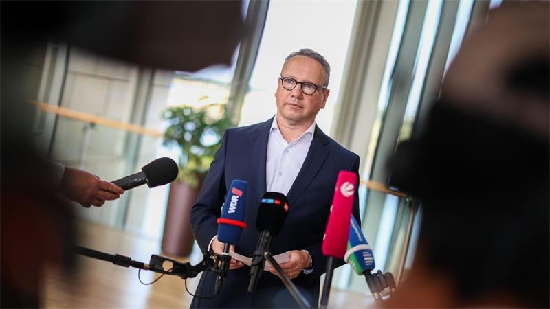 Ermittlungen gegen Vollzugsbeamte – Handys und Drogen in JVA Justizminister Benjamin Limbach (Grüne) spricht am Dienstag im Landtag vor Journalisten