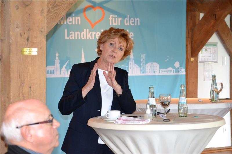 Justizministerin Barbara Havliza kam auf Einladung von Kai Seefried nach Freiburg in den Kornspeicher, um mit Ehrenamtlichen im Bereich der Justiz zu sprechen. Foto: Helfferich