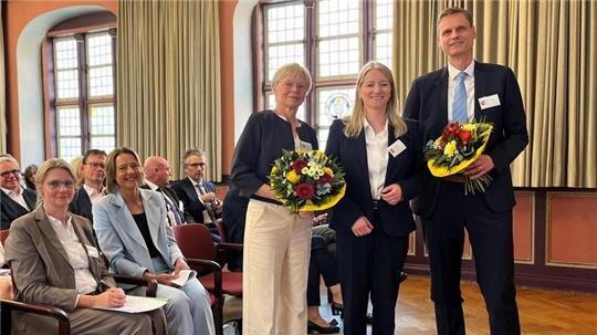 Justizministerin Dr. Kathrin Wahlmann (Mitte) führte Oliver Sporré in sein Amt als Landgerichtspräsident ein und verabschiedete dessen Vorgängerin Ingrid Stelling in den Ruhestand. In der ersten Reihe mit dabei waren auch Sporrés Ehefrau Ulrike (links) und Stefanie Otte, Präsidentin des Oberlandesgerichts Celle.