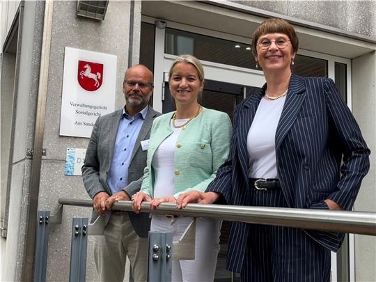 Justizministerin Dr. Kathrin Wahlmann (SPD, Mitte) hat sich von Sozialgerichtsdirektor Guido Clostermann und Verwaltungsgerichtspräsidentin Susanne Lang die Räume zeigen lassen und einen Einblick in die Arbeit bekommen. Foto: Richter