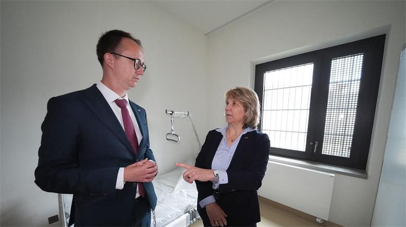 Neues Hafthaus Lübeck: Mehr Komfort für ältere Gefangene Justizministerin Kerstin von der Decken (CDU) spricht bei der Eröffnung mit Anstaltsleiter Marc Arnold.