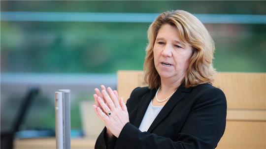 Justizministerin Kerstin von der Decken will weniger Gerichtsstandorte schließen. (Archivbild)
