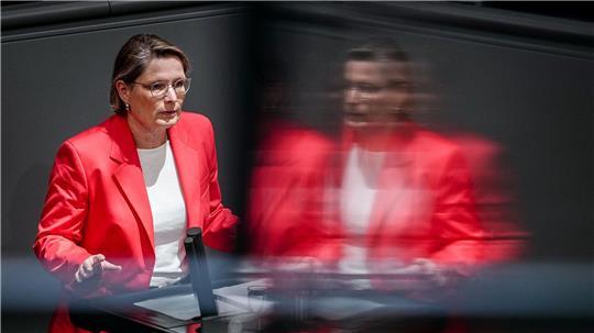 Justizministerin Stefanie Hubig (SPD) arbeitet an einem Gesetz zum Schutz vor digitaler Gewalt.