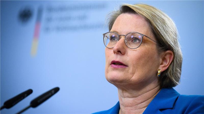 Justizministerin Stefanie Hubig will den Kampf gegen digitale Gewalt erleichtern. 