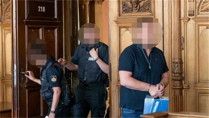 Wurde Ekaterina B. wegen einer Affäre mit einem Piloten ermordet? Justizvollzugsbeamte bringen den Angeklagten in den Gerichtssaal. Foto: Masorat-f