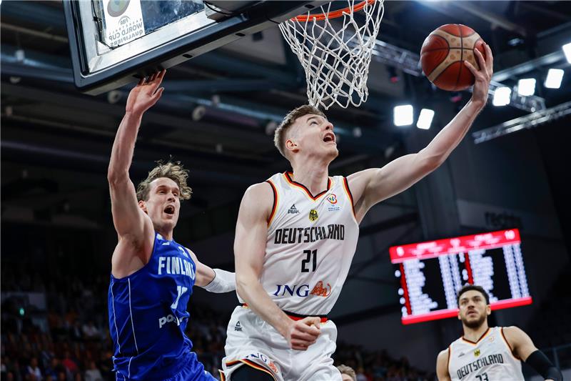 Justus Hollatz (rechts), hier im Trikot der deutschen Nationalmannschaft, wechselte im Sommer 2022 nach Spanien. Foto: dpa-Bildfunk