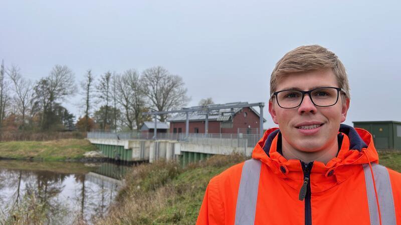 Neues Oste-Schöpfwerk in Betrieb: Warum sich der Start verzögert hat Justus Katt ist zuständiger Aufgabenbereichsleiter beim NLWKN. „Die Pumpen im neuen Schöpfwerk laufen jetzt“, sagt er.
