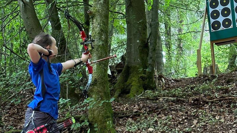 Justus Listmann gewinnt Silber bei der Deutschen Meisterschaft Justus Listmann marschiert acht Stunden durch den Wald und schießt 72 Pfeile auf 24 Scheiben ab.