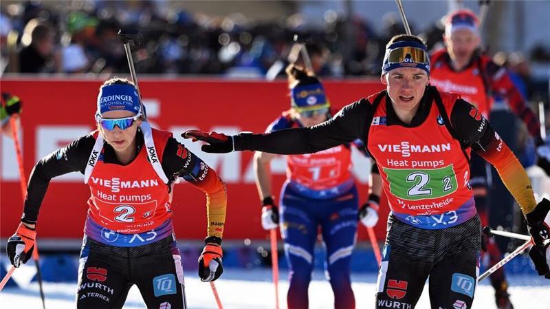Justus Strelow übergibt an seine Staffel-Teamkollegin Franziska Preuß.