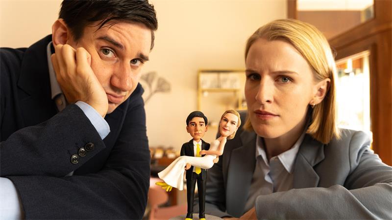 Justus (Yannik Heckmann) und Sandra (Klara Lange) planen ihre Hochzeit bis ins kleinste Detail. Doch das ordnungsliebende Paar ahnt noch nicht, wie schnell und turbulent alles aus dem Ruder laufen kann.