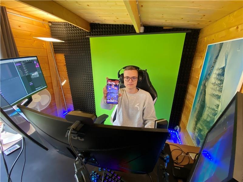 Justus von Eitzens Arbeitsplatz: Der Buxtehuder zieht sich in eine Hütte im Garten seines Elternhauses zurück, um „Clash Royale“ zu spielen und zu streamen. Fotos: Scholz (2) / SK Gaming / privat