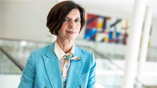 Jutta Allmendinger, Soziologin, steht im Gebäude vom Niedersächsischen Landtag.