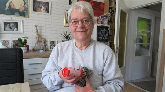 Jutta Faulborn widmet sich voller Hingabe der Aufzucht von fünf Fundkätzchen. Zwei davon dürfen auch bei ihr bleiben.
