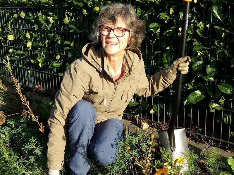 Jutta Hartwig in ihrem Garten. Sie und ihre Mitstreiter möchten Apensen artenreicher machen und beim naturnahen Gärtnern mit Tipps helfen.
