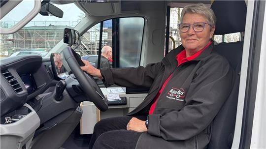 Jutta Nuske ist seit Anfang an als Fahrerin in Harsefeld dabei. Der neue Bürgerbus hat ihren Sitztest schon mal bestanden.