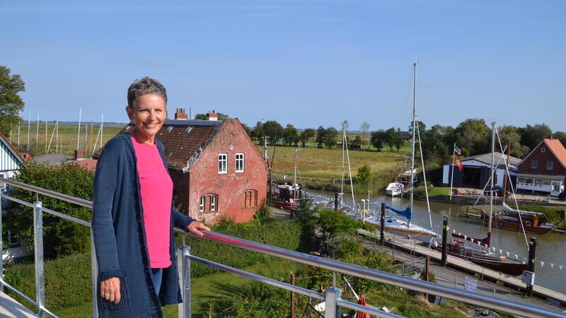 Jutta Schüler ist aus Darmstadt nach Freiburg in das Haus der Horizonte gezogen. Von dem großzügigen Balkon vor ihrer Wohnung genießt sie den Blick auf Hafen und Elbe.