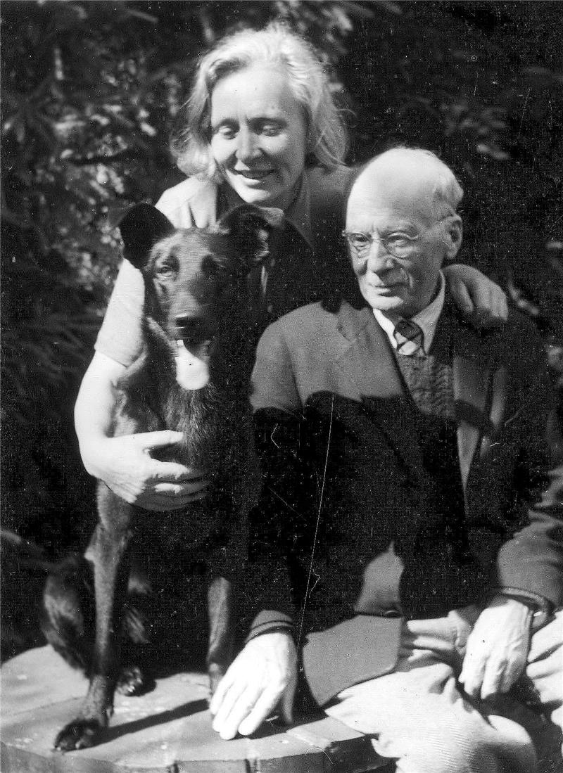 Jutta und Johann Bossard anno 1950 mit ihrem Hund.