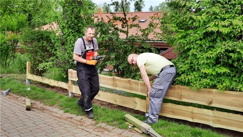 K laus Rieckborn (links) und Bernd Ulrich werkeln am neuen Zaun.