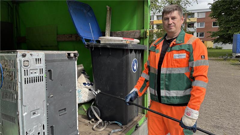 Ratten im Müll: Wie die Stadt Stade im Altländer Viertel aufräumt KBS-Mitarbeiter Iurii Shikunov muss regelmäßig im Altländer Viertel aufräumen, weil Menschen ihren Müll nicht ordnungsgemäß entsorgen.