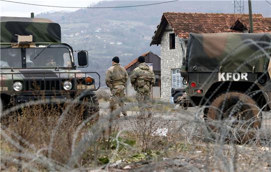 KFOR-Soldaten bewachen einen Kontrollpunkt in der Nähe des nördlichen Kosovo-Grenzübergangs von Jarinje. (Archiv)