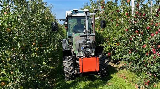 KI in der Kiste: Der Schlepper fährt mit der Samson-Sensorbox durch die Obstplantage.
