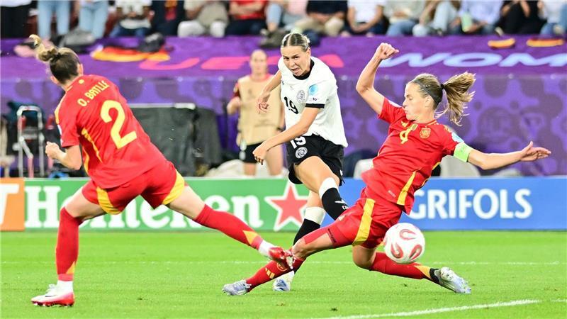 „Einfach nur Enttäuschung“: DFB-Frauen unterliegen Spanien KLara Bühl hatte mehrfach die Chance zur Führung.