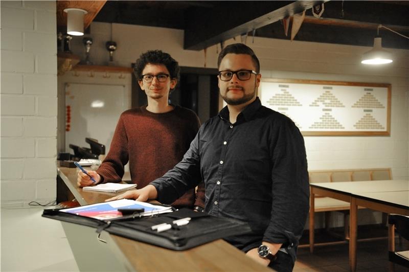 Wie der Generationenwechsel bei TuS Eiche Bargstedt gelingen kann KSB-Vereinsberater Philipp Tramm (links) und Dennis Neumann vom TuS Eiche Bargstedt. Foto: Scholz