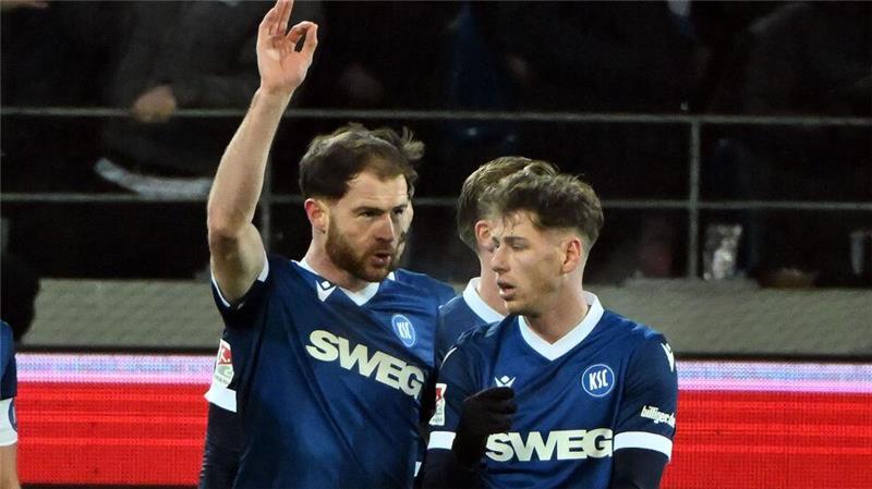 Karlsruhe beendet Negativserie - 4:2 gegen Regensburg KSC-Stürmer Budu Siwsiwadse (l) zeigte mal wieder seine Torjägerqualitäten.