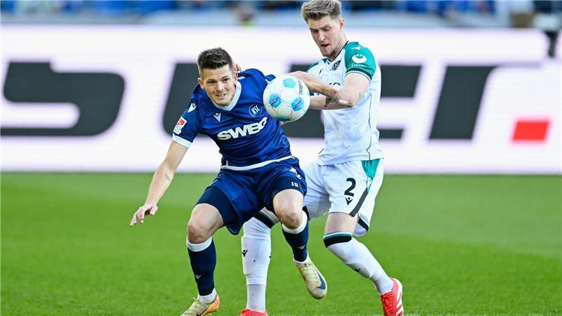 KSC-Stütze Marvin Wanitzek im Duell mit Hannovers Josh Knight.